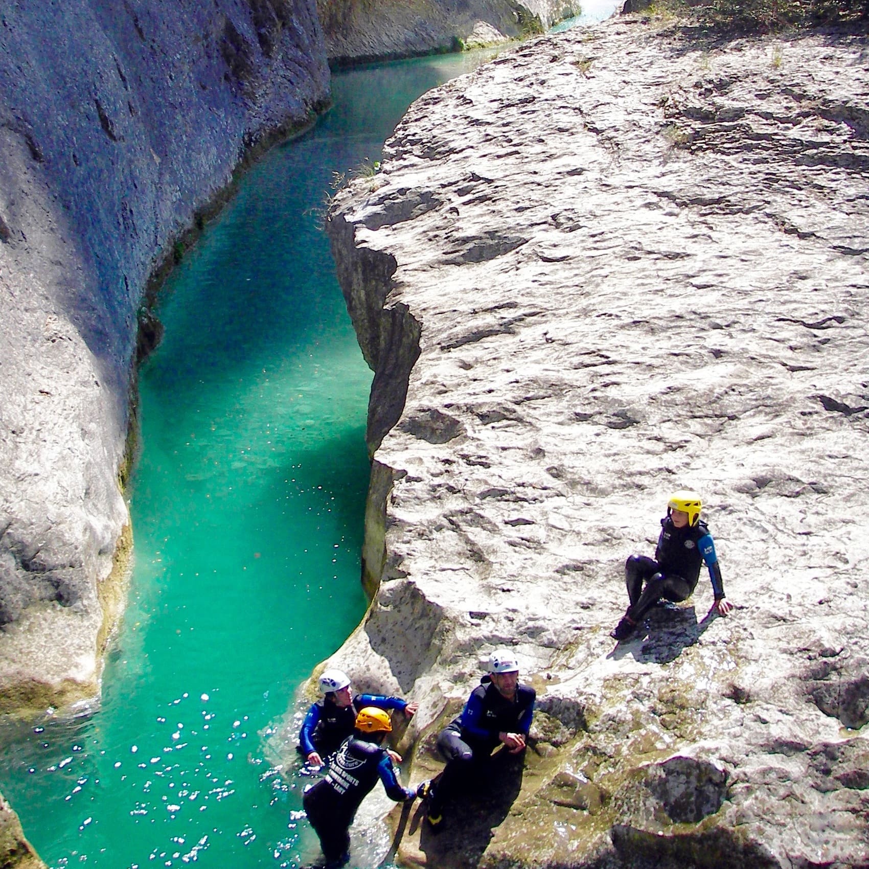 Petit groupe en activité canyoning